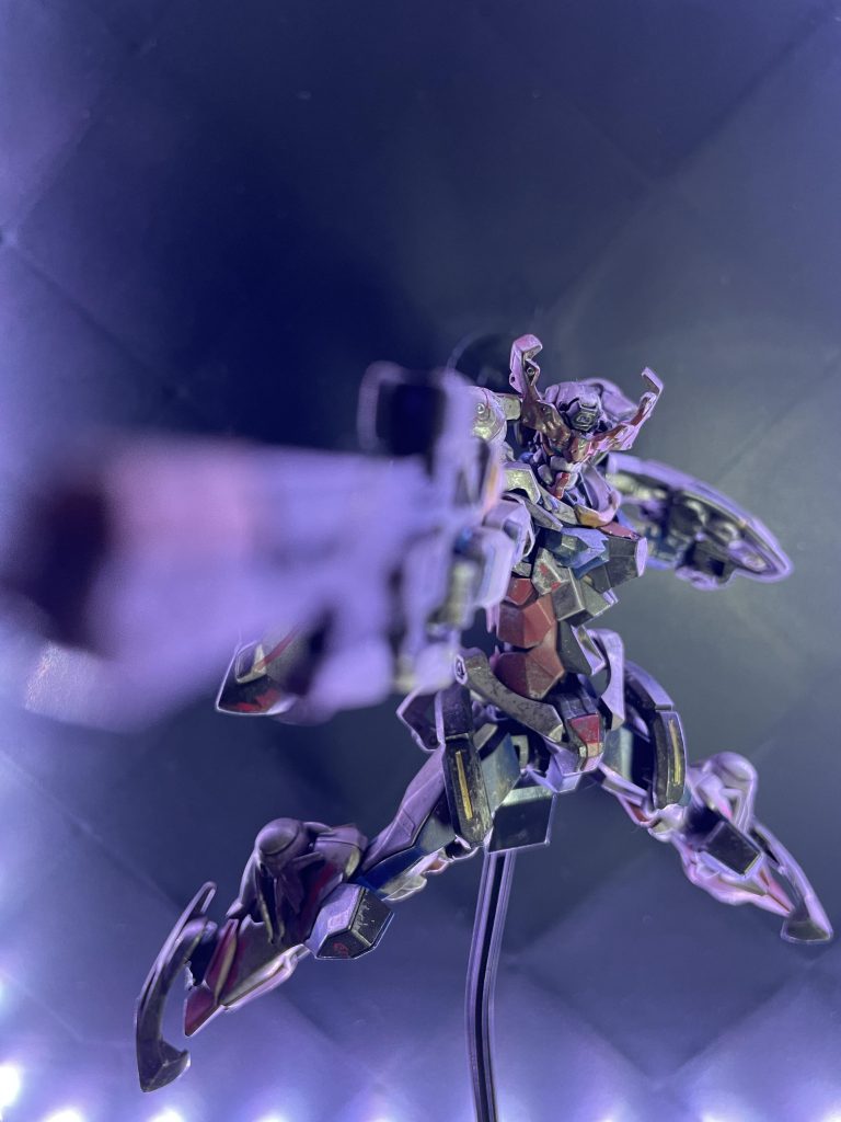 ライフル構え。既存の機体と違いポージングが難しい機体でした。