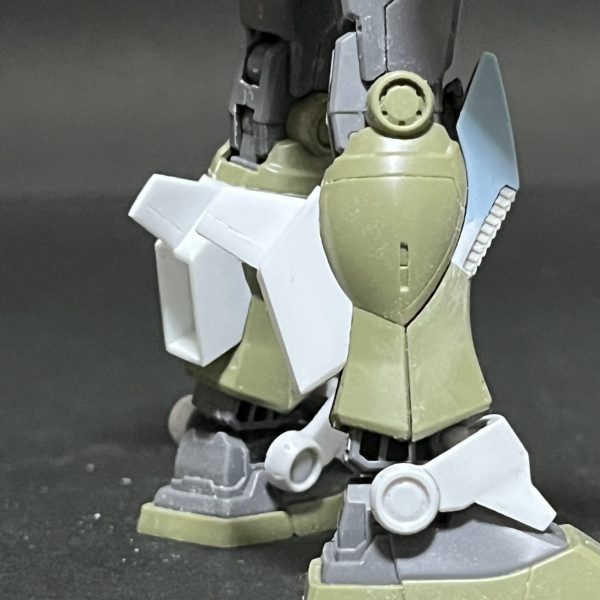 機動戦士ガンダム外伝 ザ・ブルーデスティニーに登場するジム・ドミナンスの水中用装備をORIGIN版のジムから作成中。大きいところでバックパック・肩パーツの羽の様な箇所・脚部サイドのスラスター、細かいところで腕部アンカー・胸部と腰部フロントアーマーのディテールなど作業が進んでいません。実際細かいところはなんとかなりそうだけど大きいところはまだまだ時間がかかりそう。（2枚目）