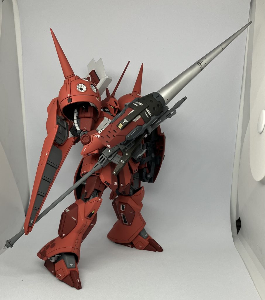 モノアイは可動化、ランスはMSGのものにジャンクのビームライフルを取り付けました。保持力確保のために右肘あたりに磁石を仕込みましたが、ないよりマシ程度にしかなりませんでした😭