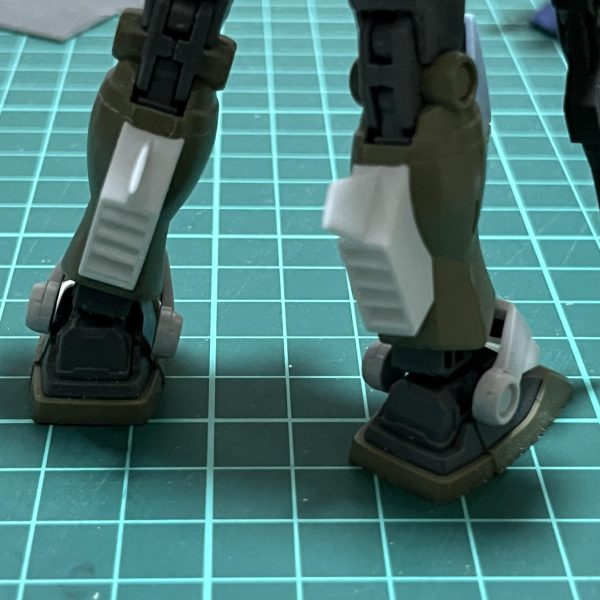 機動戦士ガンダム外伝 ザ・ブルーデスティニーに登場するジム・ドミナンスの水中用装備をORIGIN版のジムから作成中。大きいところでバックパック・肩パーツの羽の様な箇所・脚部サイドのスラスター、細かいところで腕部アンカー・胸部と腰部フロントアーマーのディテールなど作業が進んでいません。実際細かいところはなんとかなりそうだけど大きいところはまだまだ時間がかかりそう。（3枚目）