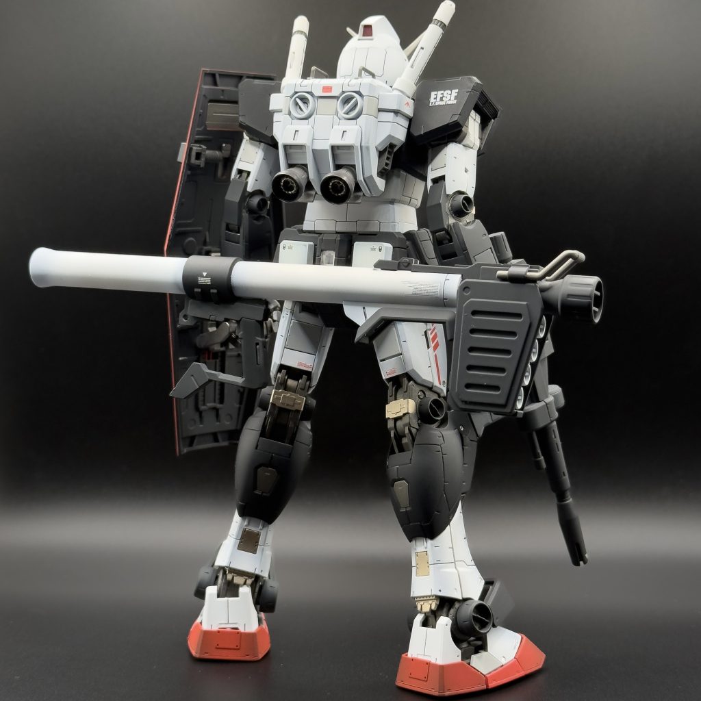 デカール貼り始めると、何が正解かわからなくなるのであまり得意ではないのですが、まぁしつこくなく、でもなんかやってるなくらいの感じで貼りました。なんとなく、プロトタイプガンダムはバズーカがない方がそれっぽい感じがするんですが、せっかく作ったのでつけておきましょう。