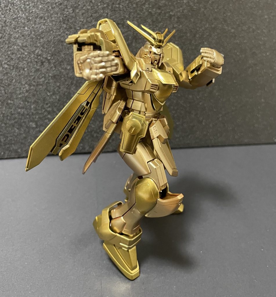 こんなポーズはGガンダムシリーズしかあり得ないですね🤣