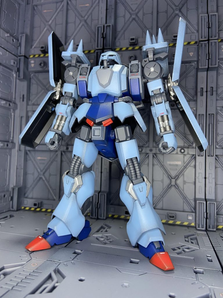 エングレービングも無いし色は変えようと思いましたが黒サフから2週間………何も浮かばず、ほぼ設定通りの色に、一部シルバーを入れました。