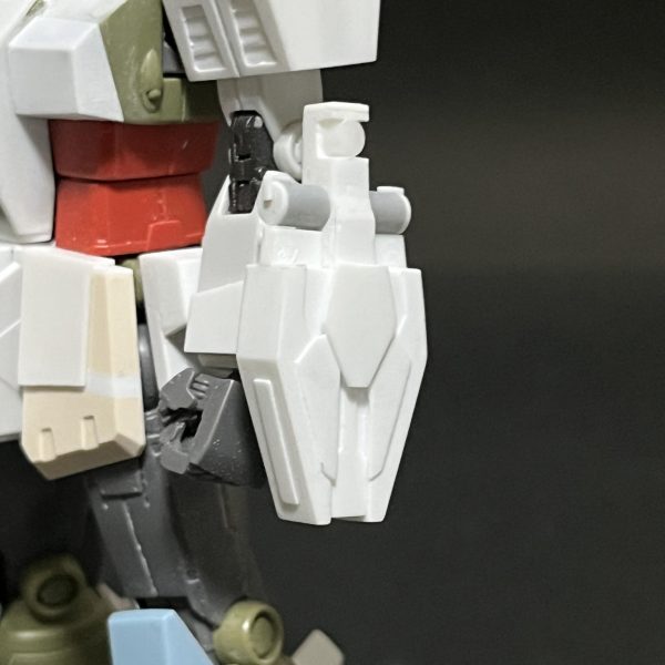 機動戦士ガンダム外伝 ザ・ブルーデスティニーに登場するジム・ドミナンスの水中用装備をORIGIN版のジムから作成中。大きいところでバックパック・肩パーツの羽の様な箇所・脚部サイドのスラスター、細かいところで腕部アンカー・胸部と腰部フロントアーマーのディテールなど作業が進んでいません。実際細かいところはなんとかなりそうだけど大きいところはまだまだ時間がかかりそう。（4枚目）