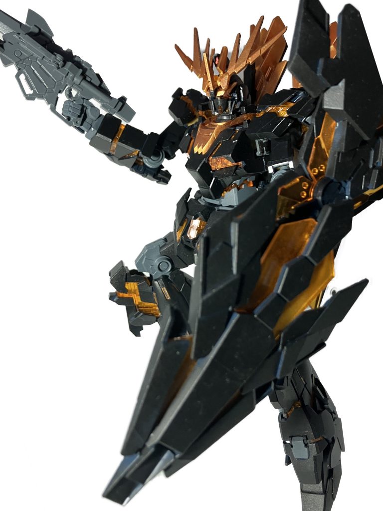 黒は全体的にスポンジで塗装したので、エアブラシなしでも割とムラなく塗れるようになってきました。シールは使っておらず、写真だとヒザ下のふくらはぎ脇にある金色の四角い部分も筆で塗ってます。