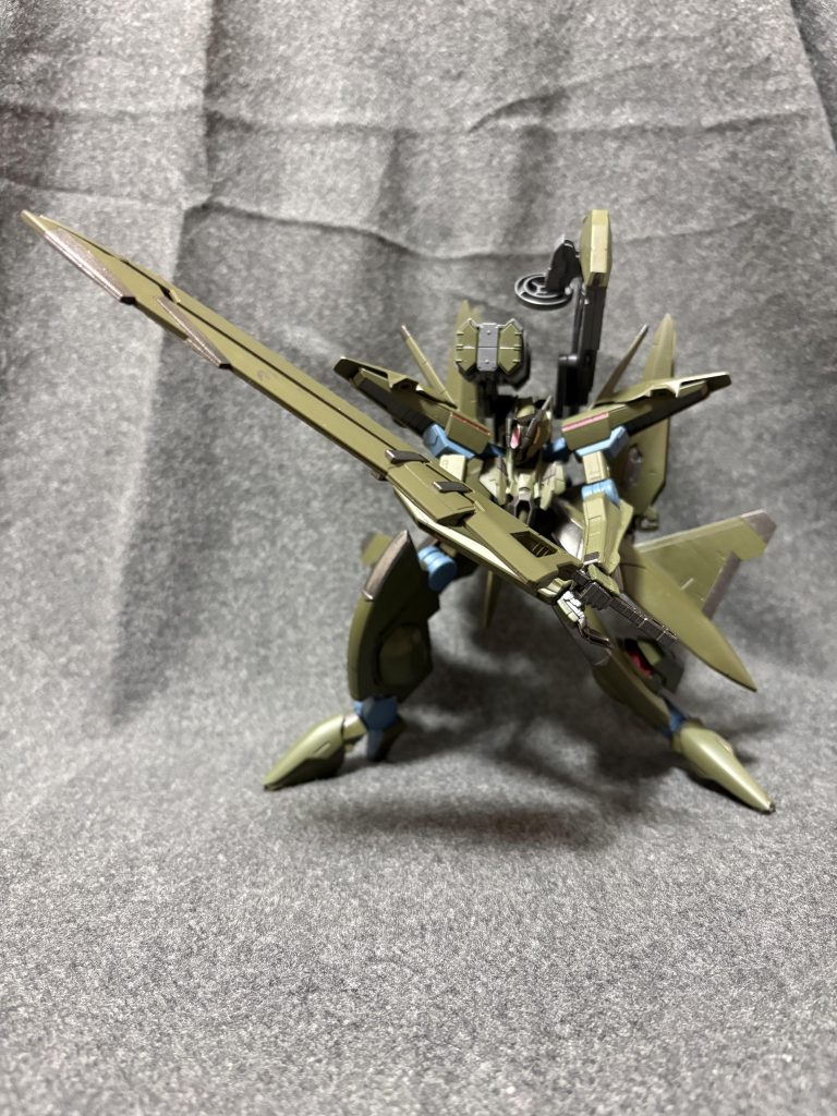 GNバスターソードを構えるヴァイラスアルケーくん。ダイバーが左利きと言う設定なので左手で構えさせております。