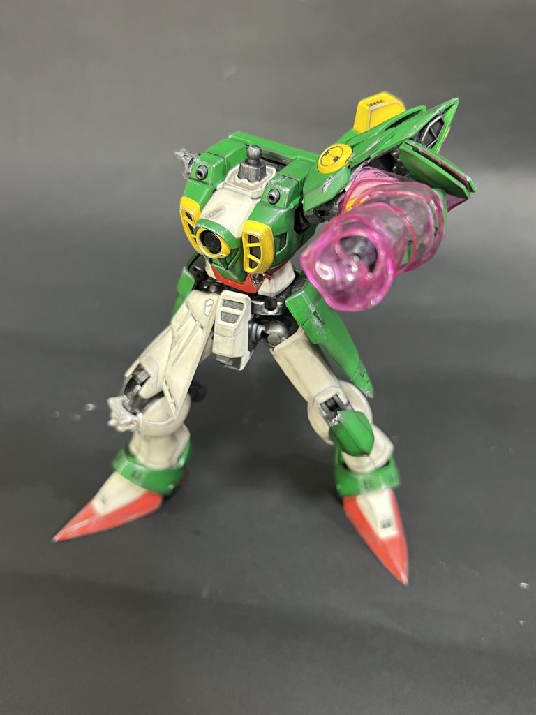 ウイングガンダムの方は主に左肩とひざ、足首及びつま先がノーマルウイングガンダムと異なるので、そこら辺をミキシング等で作成。 また腕に巻きつけるビームエフェクトはクリアプラ板を熱曲げして腕に合うように整形しました。
