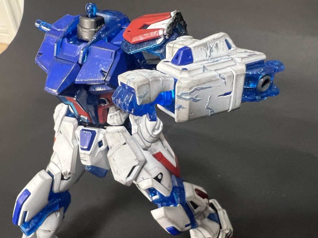 ビルドストライクの方はプラフスキーフレーム部はそのままで、装甲部はクリアパーツだったため全部塗装して作成。 劇中では腕に衝撃で無数のヒビが入っているので、ヒビを掘り込み、そこに蛍光ブルーで墨入れすることで、ヒビの間からPPの光が漏れてる感じを出しました。