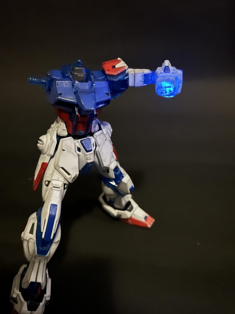 明るいとわかりにくいですがビルドナックルを表現するため拳内にLEDを仕込んでいます。 暗いとこならかなりそれっぽく光りました。 ある意味これをやりたくてMGで作ったといっても過言でないかもしれません(HGだと小さすぎてLEDが仕込みにくい為) それでもビルドストライクはフレーム内部にあまり余白がなく、LEDの電池ボックスを入れるスペースを確保するのがだいぶ苦労しました。