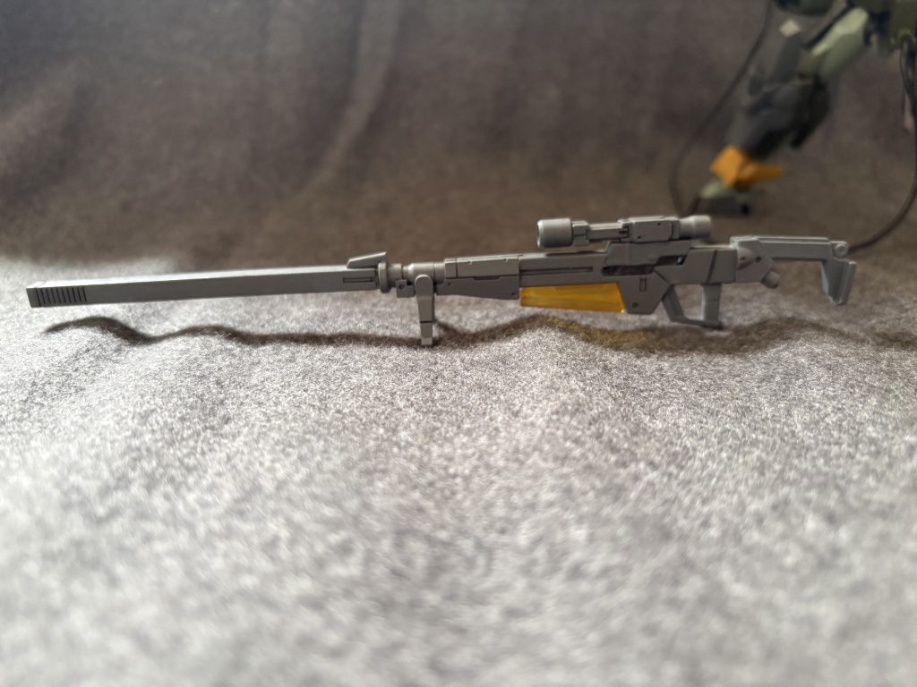 「対MS用超長距離GNスナイパーライフル」本当はライフルだけ作成して満足していたんですが、どうせなら装備させたいなと思い、詰んでいたコマンドクアンタを改造、塗装して持たせたところ個人的にはかなり良さげなのではないかと思いました(解釈不一致でしたらすみません)。