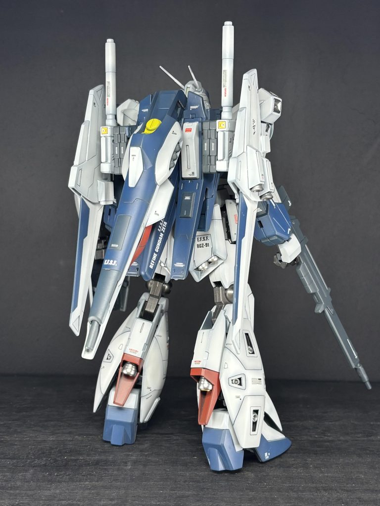 前回制作途中で投稿しましたがアストナージさんが、ケーラのためにパーツをかき集めて製作したカスタム機と言う設定で、MS形態でもビームキャノンなどの火力を残すという目標で作りました。