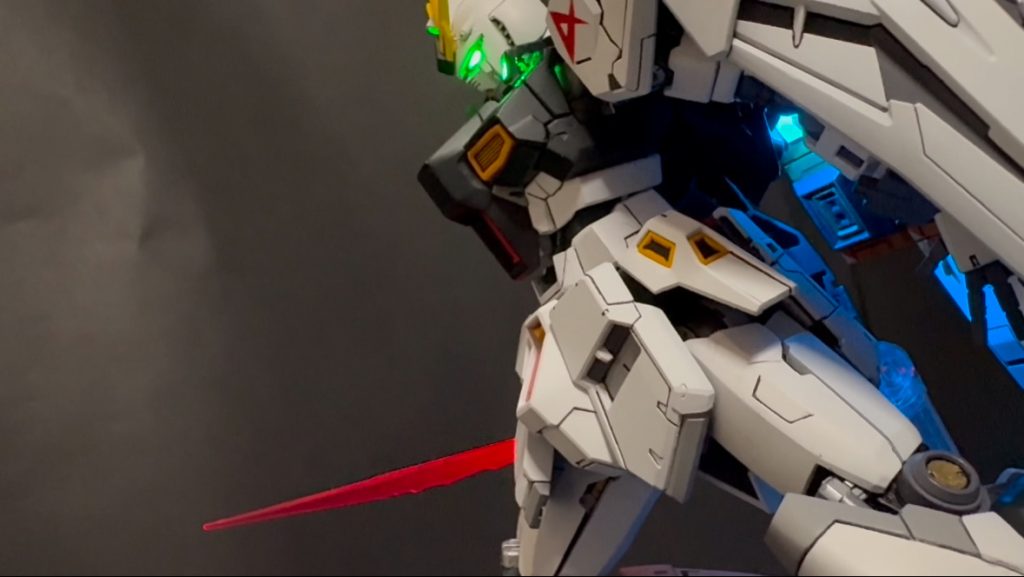 武器にもLEDを仕込んでおり持ち替え可能です