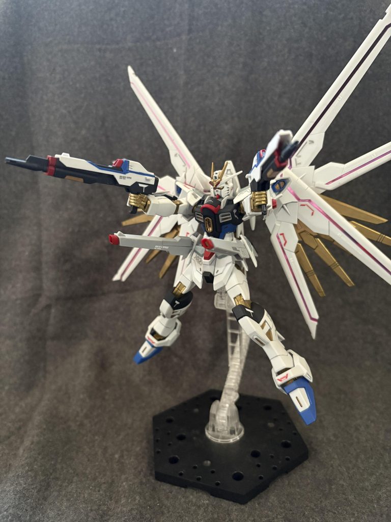 フルバーストっぽく。写真だとわかりにくいですがディスラプター再現用のアンテナも塗装してます。余談ですがSEED DESTINYの推しは昔も今もレイ・ザ・バレルです。HGレジェンドが楽しみすぎます(フィギュアライズスタンダードでレイ出てくれないかなぁ…かなぁ！)。