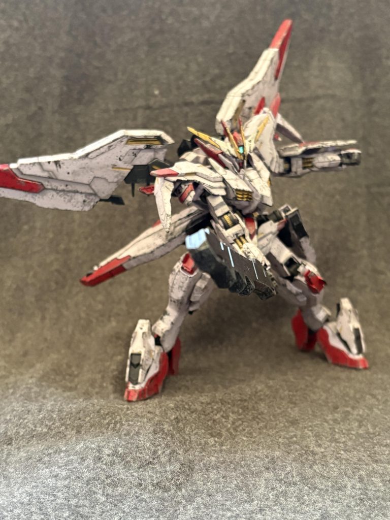 鉄血のソシャゲは未プレイなのですがPV?劇中映像?を初めて見た時に一目惚れしました。なるべくステッカーを使用しないで塗装→ツヤ消し→ウェザリング→ツヤ消しの繰り返しをするくらいウェザリングにハマりました。