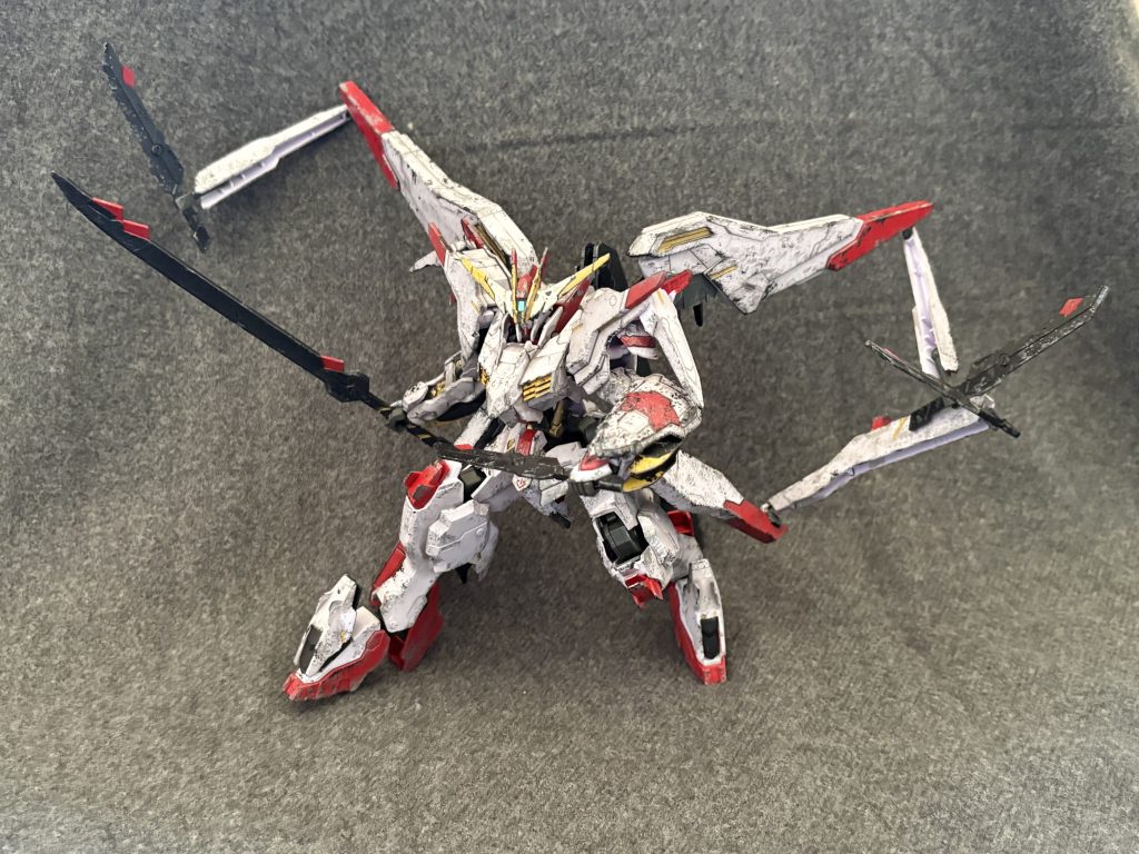 破損している右バインダー以外をフル展開。マルコシアスはまさにMAを破壊する兵器の象徴だと思います。各所に鋭利な部分があったりバスタードメイスに鞘から展開する大太刀にナックルガードがあったりバインダーにサブアームに挙げるとキリがありません。全てが好き…。