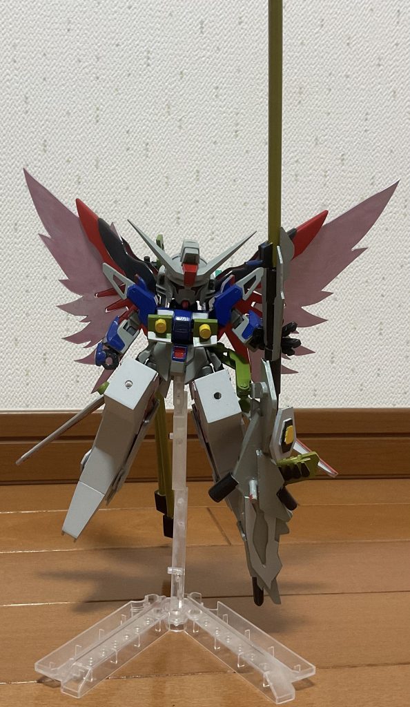 こちらがゼウスシルエットを装備した状態になります。このポーズだと重すぎて機体が傾いてしまいます。