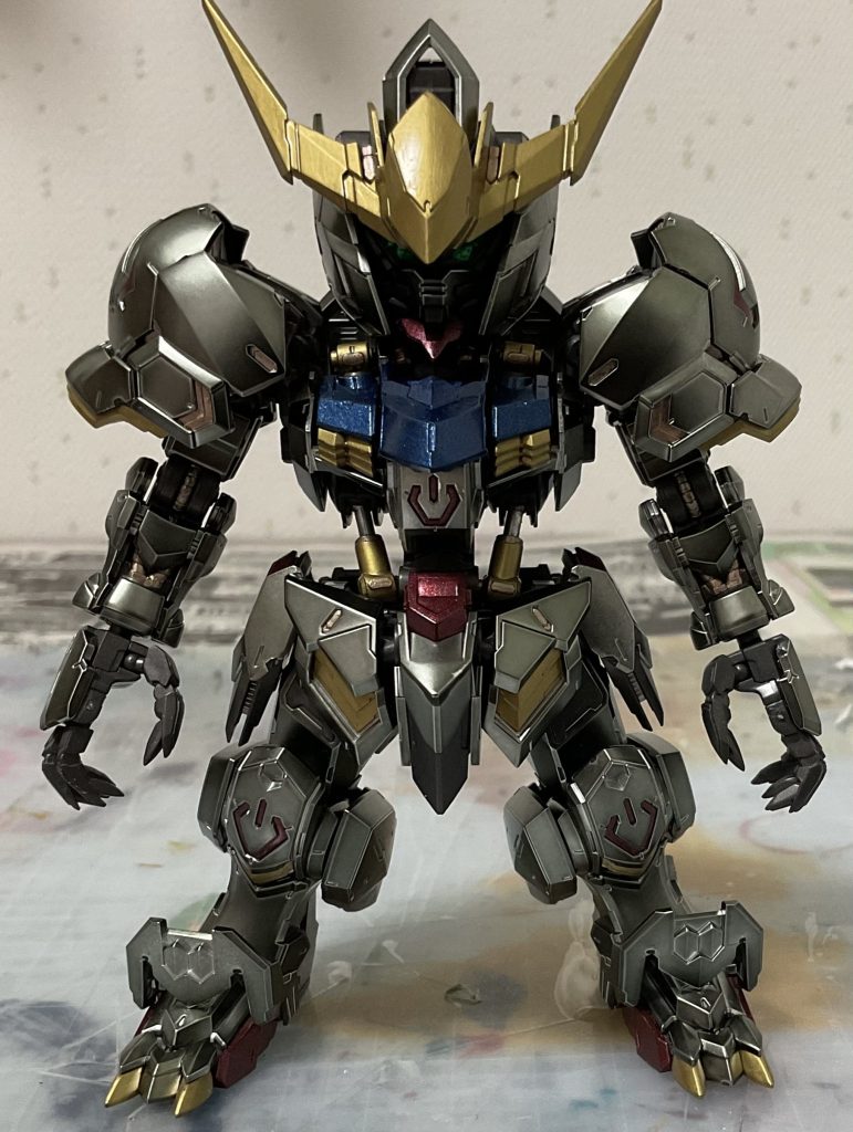 正面。アイアンブラッドコーティングによって露出しているフレームが見にくいので、銅色で塗装しました。その他にもシルバー、ゴールドでフレームを部分塗装しています。