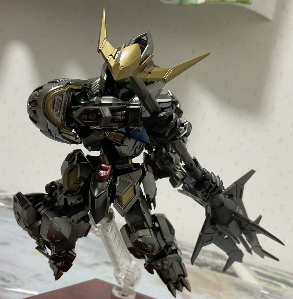 メイス構えポーズ。