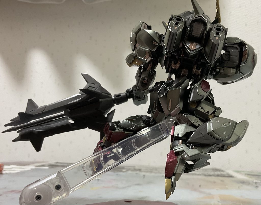 別角度。このアングルがカッコ良すぎる。以上MGSDバルバトスアイアンブラッドコーティングでした。最後まで見ていただきありがとうございました。