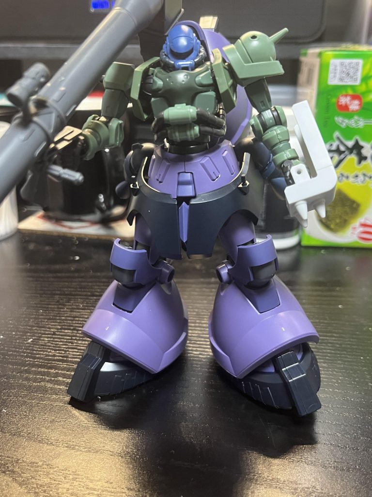 ドムのバズーカも買ったんですが、デカ過ぎたので使わず...それと4枚目で書いていた設地面の話、この写真と見比べると分かりやすいかな？浮かせて飾るなら全く気にならないけど、立たせるとちょっとうーんってなってしまいますね