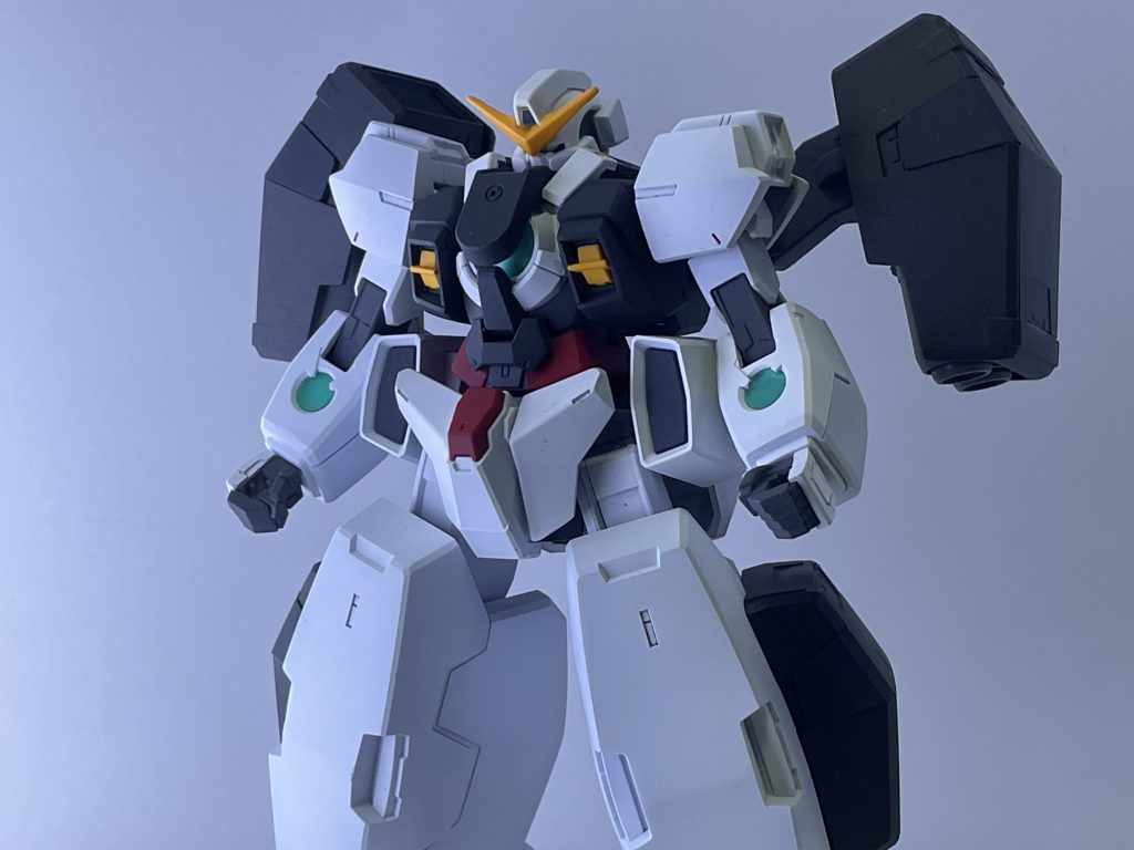 面積の大きい機体なので、白のトーンは少し落とし重装甲らしい質感を出せるよう意識しました。シンプルな構成のキットなので、色味も敢えてシンプルなカラーを使用しました。全塗装後、トップコートを吹いて完成。&nbsp;