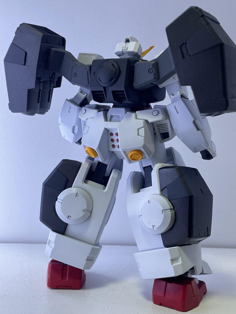 後ろ側部分塗装も最低限にしました。GNキャノン部分はグレーと黒鉄色を使い塗り分けています。