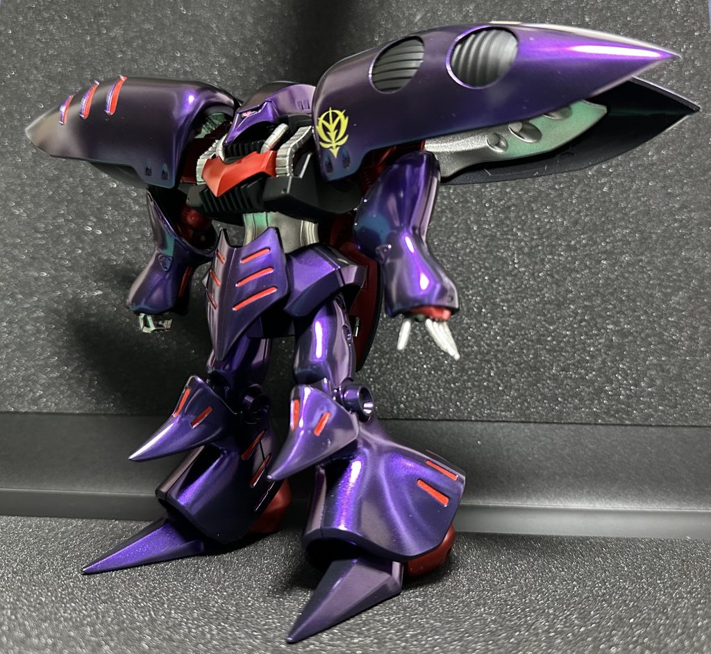 黒背景の方が映えるカラーリングかも