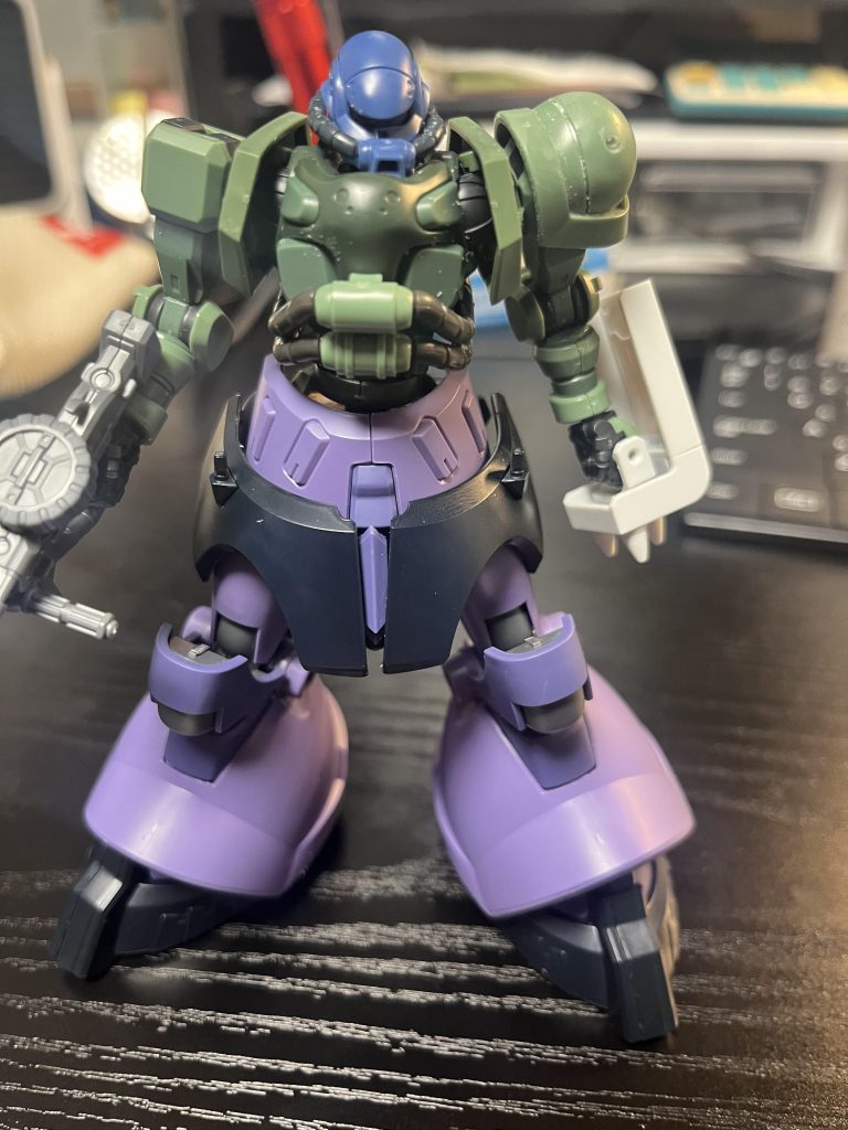 塗装直前盾はSDCSのオプションセット？に入ってたのを使用してます。そのままだと持てなかったので、盾の持ち手の軸を前に移動させています。ザクの肩の盾だとちょっと小さかったんですよね...