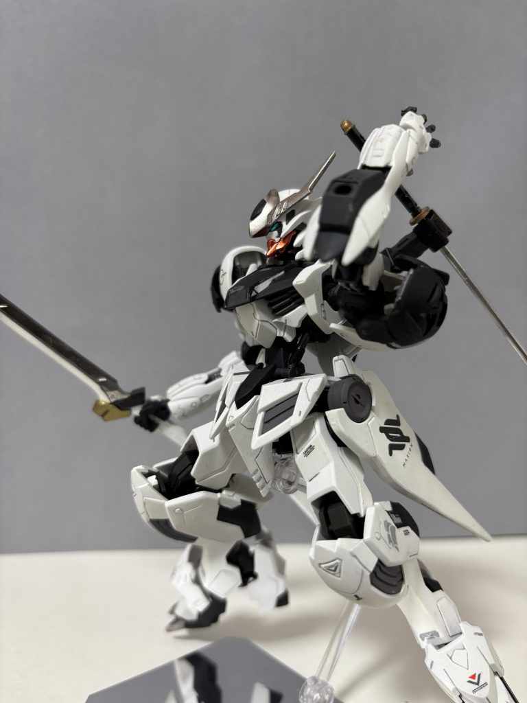 二刀流にスイッチする時はこんな感じで手を伸ばすんじゃないかと思ったり