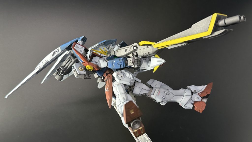 何気にこのキットツインバスターライフルの両手持ちが出来ないので、EGガンダムからハンドパーツを拝借し内側を削り込み手首も角度を追加し無理せず両手持ち出来るようにしてあります。手の甲もディテールを追加しています。