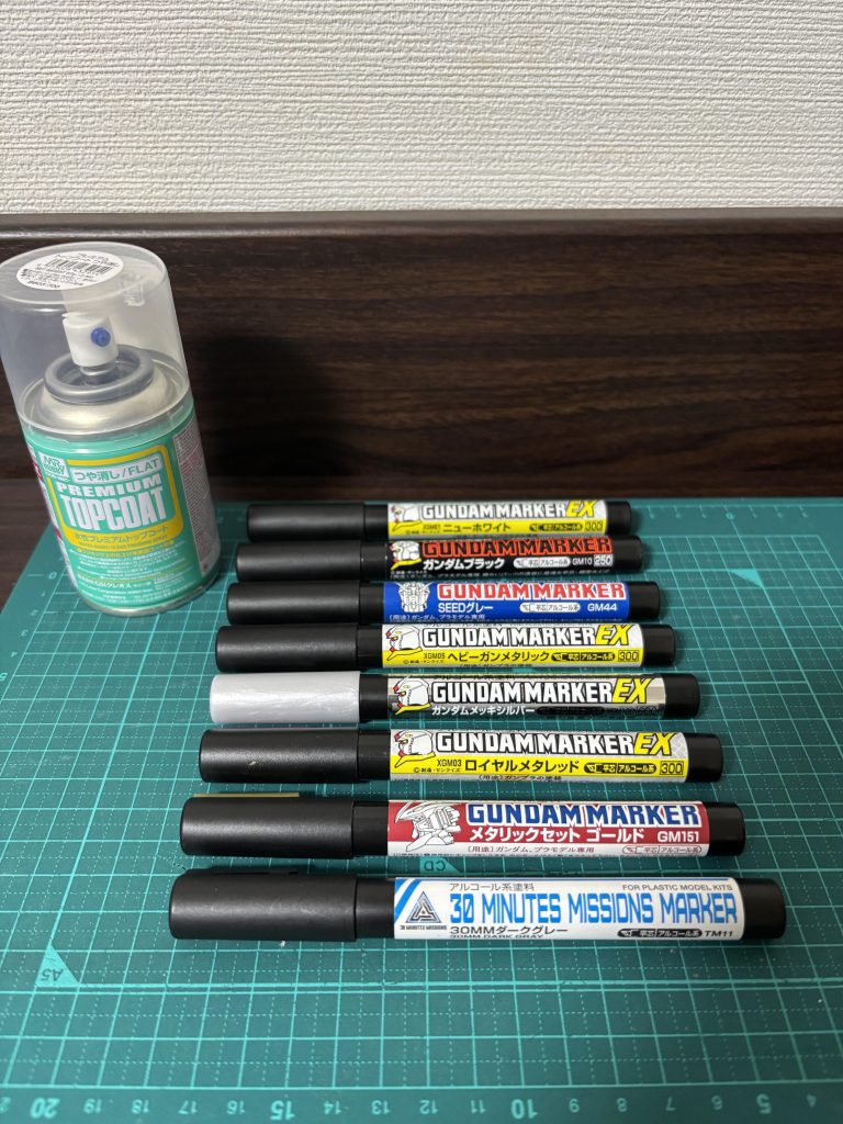 今回の塗料さんたち備忘白部分ニューホワイト黒部分ガンダムブラックグレー部分SEEDグレーアンテナや爪先、刀の峰ヘビーガンメタリック刀身メッキシルバーアゴ　ロイヤルメタレッド刀の鍔などメタリックゴールドフレーム　ダークグレーメタリック部以外は艶消しトップコートスミ入れはシャーペン