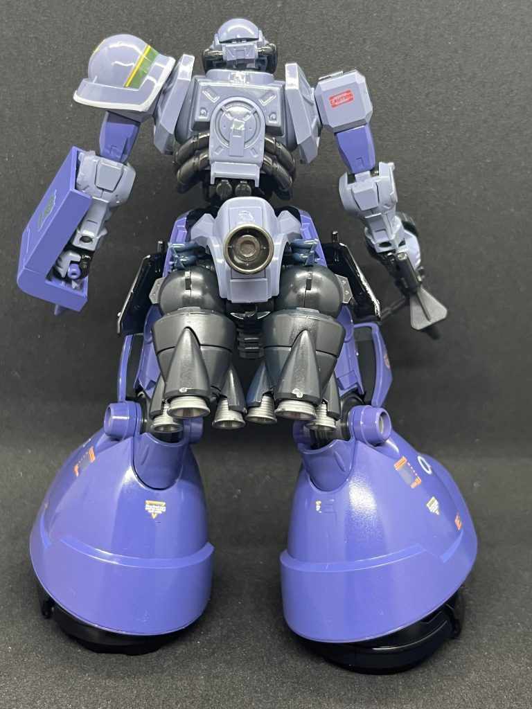 背面！この段階を経てドム足三脚に行きつくって感じにしています。ザクとドムのミッシングリンク的な立ち位置をイメージしています。