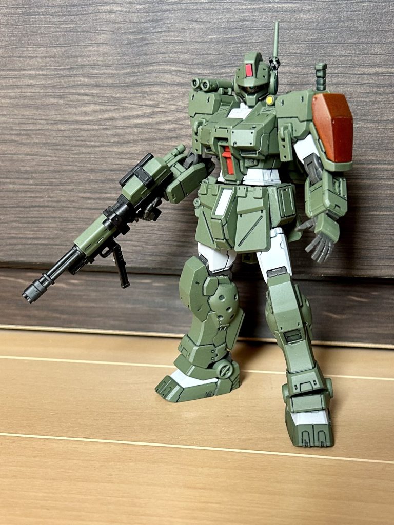 グレー塗装に肩の赤を入れた状態。