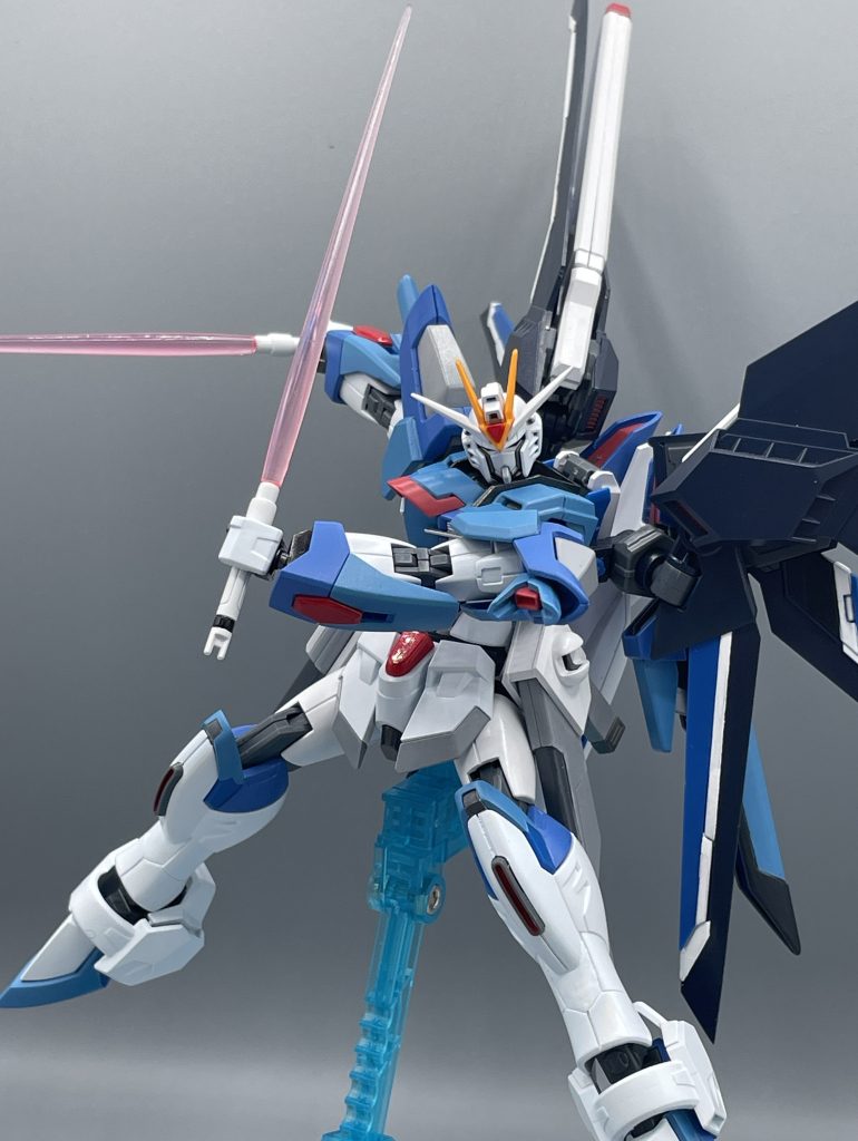 こんな感じのガンプラを作っています!! ・筆塗り全塗装(クリアパーツや関節は塗らない) ・トップコートは缶スプレー ・ホワイトやブルーの調色にちょっと自信あり!? ・筆塗りにしてはムラが少ないとお褒め頂くことも・・・ あぁ、自分で書いてて恥ずかしい・・・(*ノωノ) キャンプラは天狗になったり思い上がったりはしていないので、どうか見捨てないで… このライフリが作りあがるまで、一体どのような工程があるのか、恥ずかしがりながら紹介していきたいと思います。 ※以下、ビグロ(微グロ)注意です↓↓ キャンプラの作業環境および塗装法は、ぐーたらズボラです。ハッキリ言って汚いです(^^;💦 今回の投稿で、フォロワーさんにドン引きされることも覚悟しております。では、お見苦しいですが、Let's Go!! 【キャンプラの模型道具】