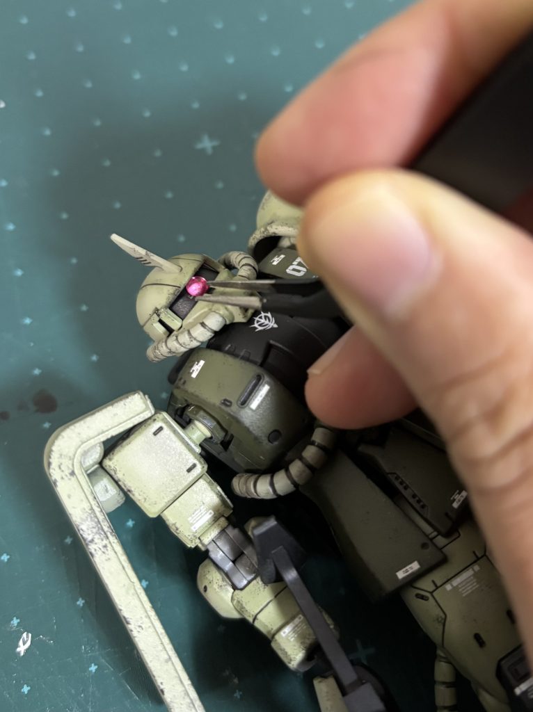 オールマイティモノアイは裏地が粘着質になっているので、そのまま貼り付ける事が可能でした。これ便利よ