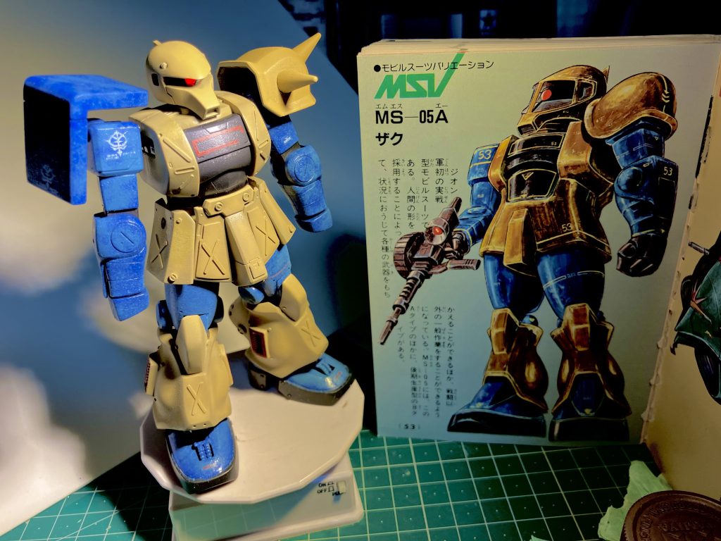 MSVカラーで塗装し、ジオンエンブレムのデカールを貼ってみました。ちなみに内部にボタン電池とLEDを仕込んでモノアイが光ります✨