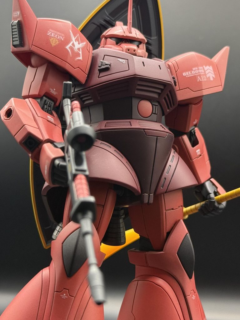 カラーはシャアピンク部分には、ホワイト＋ハーマンレッド＋マルーン＋蛍光ピンクで調色したものを吹きつけ後、クリアーレッドで赤みをプラス濃い赤の部分は、マルーン＋ローズディープレッドで塗ったパネルと、黒で暗くした色で塗ったパネルの２色で塗り分けをしていますフレーム部分は、写真ではわかりにくいですが、シャアピンクのパーツに馴染むよう、黒を加えたガンメタに赤みを加えていますちなみに、バーニア内部は、発色が抜群でお気に入りのガイアのプライマリーメタリックレッドを使っています