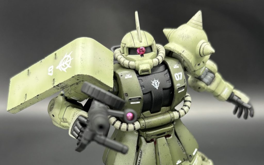 モノアイやザクマシンガンの照準器にはAmazonで購入したオールマイティモノアイを使用、キラリと輝いて良い感じです。