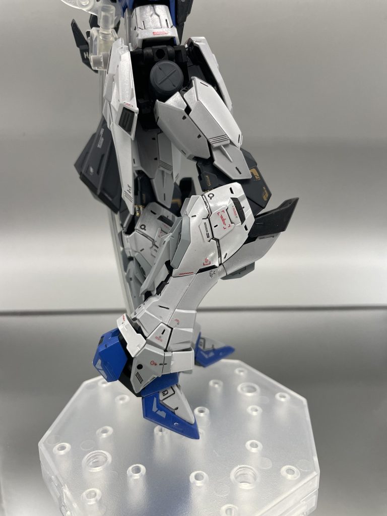 写真ですとちょっと分かりづらいと思いますが、装甲部分はメタリックでギラつかせた後にクリアーを吹いて、フレームは艶消しを施しています☝🏻PS装甲とそうじゃない部分をこれで表現してみました☺️&nbsp;また今回フレーム部分に、買ったは良いものの使って無かったアシタのデカールさんのラインデカールを使ってみました✨&nbsp;手軽にメカニカルな雰囲気を出せて良い感じですね👍🏻