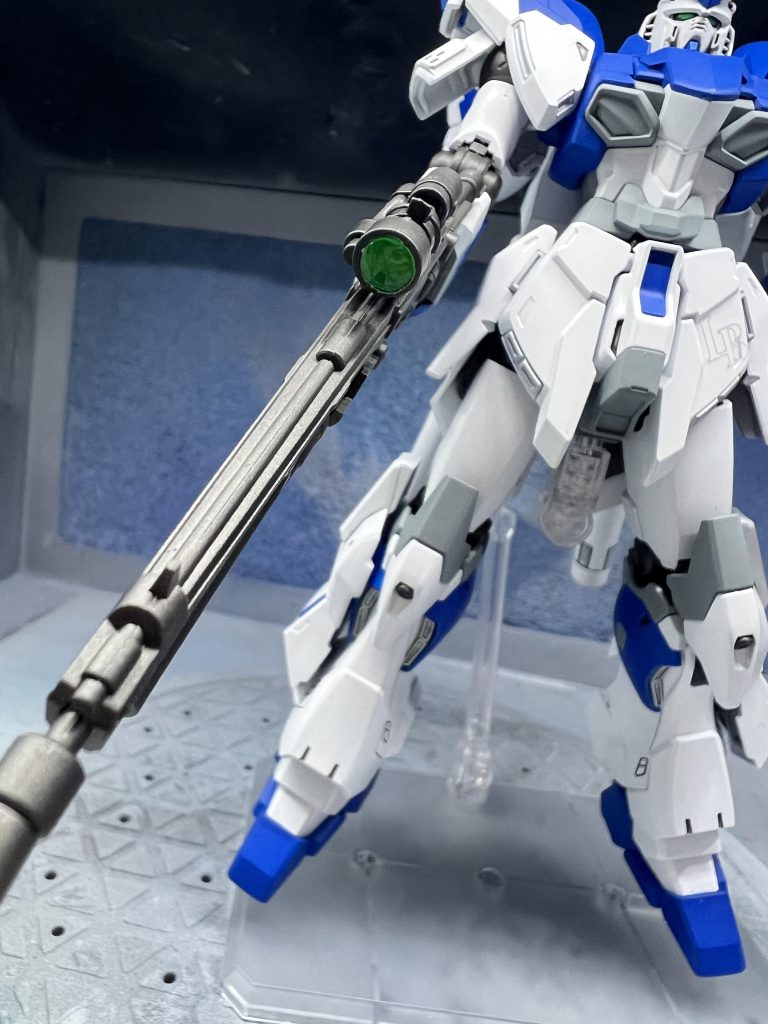 ビームライフルのセンサー部はWAVEさんのH-EYES1を埋め込んであります。肩アーマーサイドが寂しかったので、EGνのサイドスカート部分を切り取り貼り付けました。