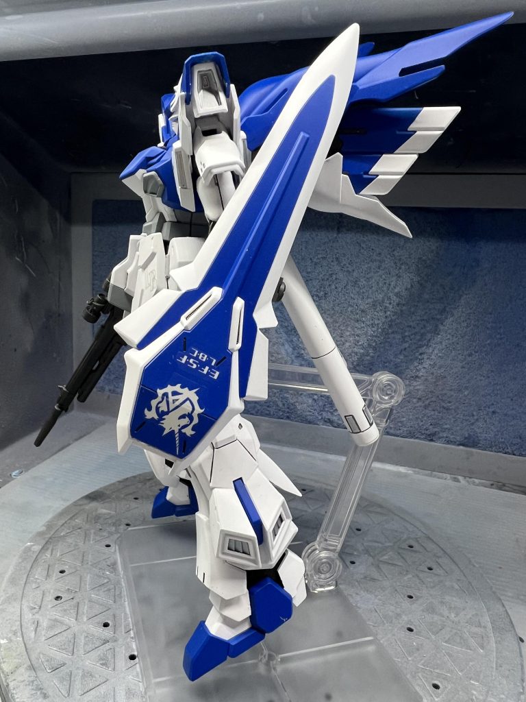 小改造部分はEGνガンダムの頭部を乗せるために首をEGのものを、元々の部分に貼り付けています。後はシールドの接続が気に入らなかったので肘の横で付けれられる様ジョイントを作りました。