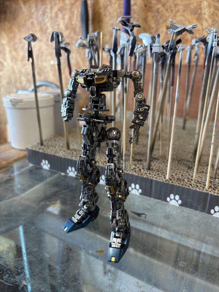 内部フレームのみですスターブライトアイアンにエナメル塗料で筆塗り部分塗装しましたディテールが細かいのでマスキングする元気がわきませんでした…サザビーと比べると細い…