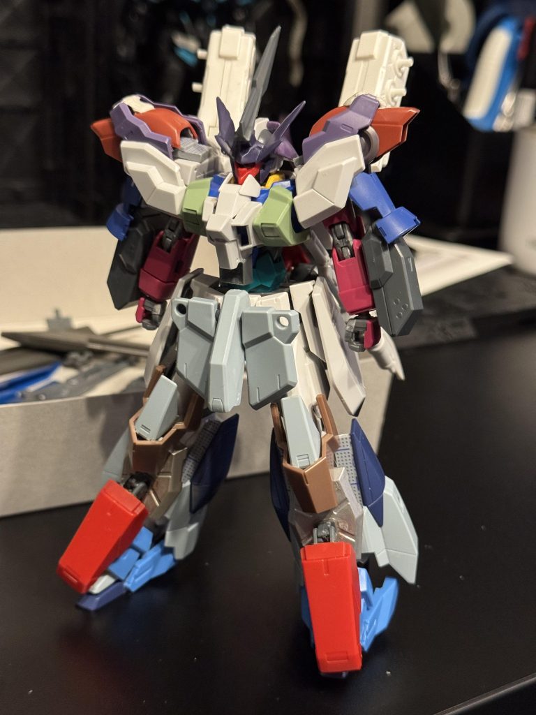 塗装前&nbsp;最後まで見ていただきありがとうございますガンダム状態の可動域はかなりあるのですがサザビー形態は磁石なので動かせばポロリや干渉で塗装剥げの心配があるので中々動きのあるポーズがつけれないのがちょっと残念でずが半年くらい色んなジャンクパーツを着けてはとっぱらいをしてなんとかサザビーっぽくなって満足です！