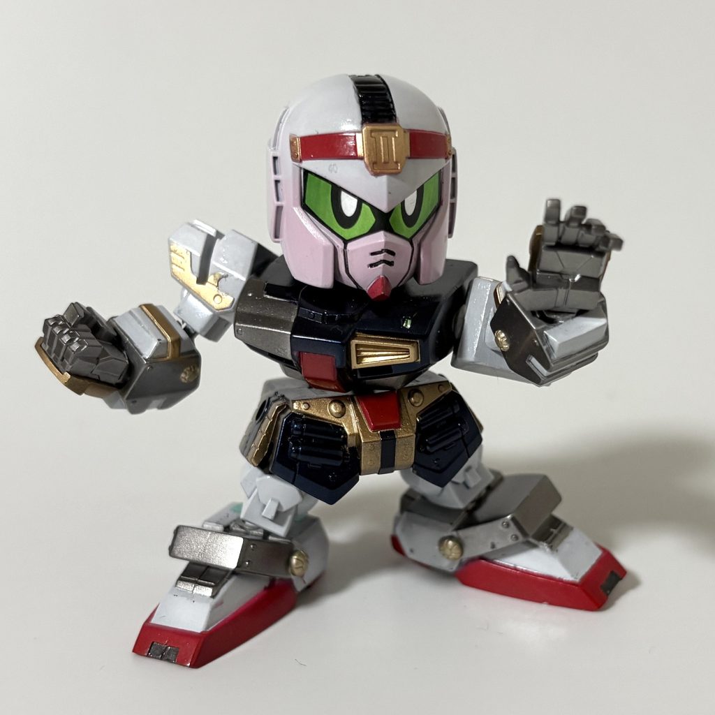 腰と腕に関節を設けて、ポージングを拡大しました。なかなかいいポーズとれます^^手のひらもオプションパーツに換装できます。