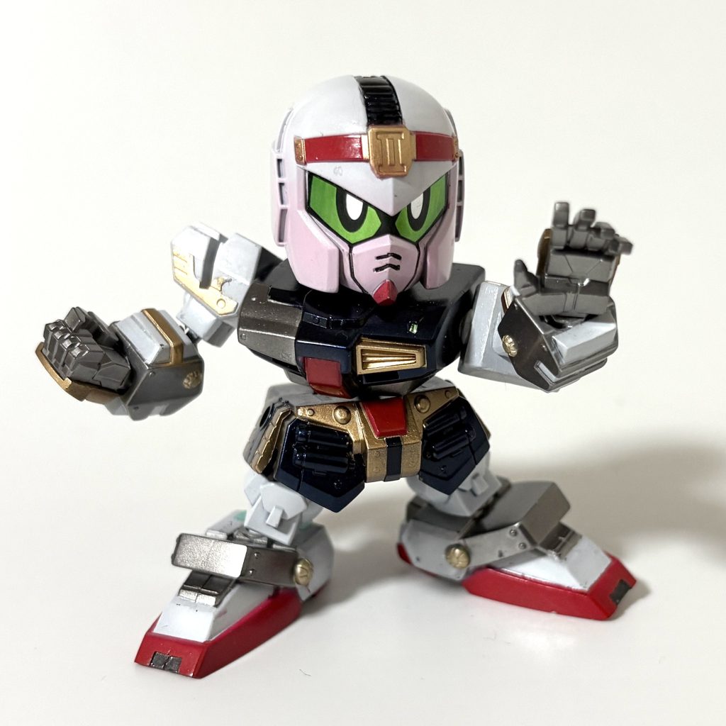 腰と腕に関節を設けて、ポージングを拡大しました。なかなかいいポーズとれます^^手のひらもオプションパーツに換装できます。