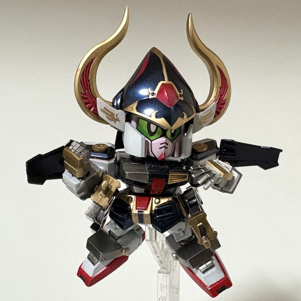 鎧、着装！今回は「プリズムブルーブラック」という憧れの塗料で塗装しました。とても深く良い色^^元祖SDや、リアルタイプクロス、モビルスーツ戦国伝ではこんな感じで非常に濃いブルーだったんですよね。