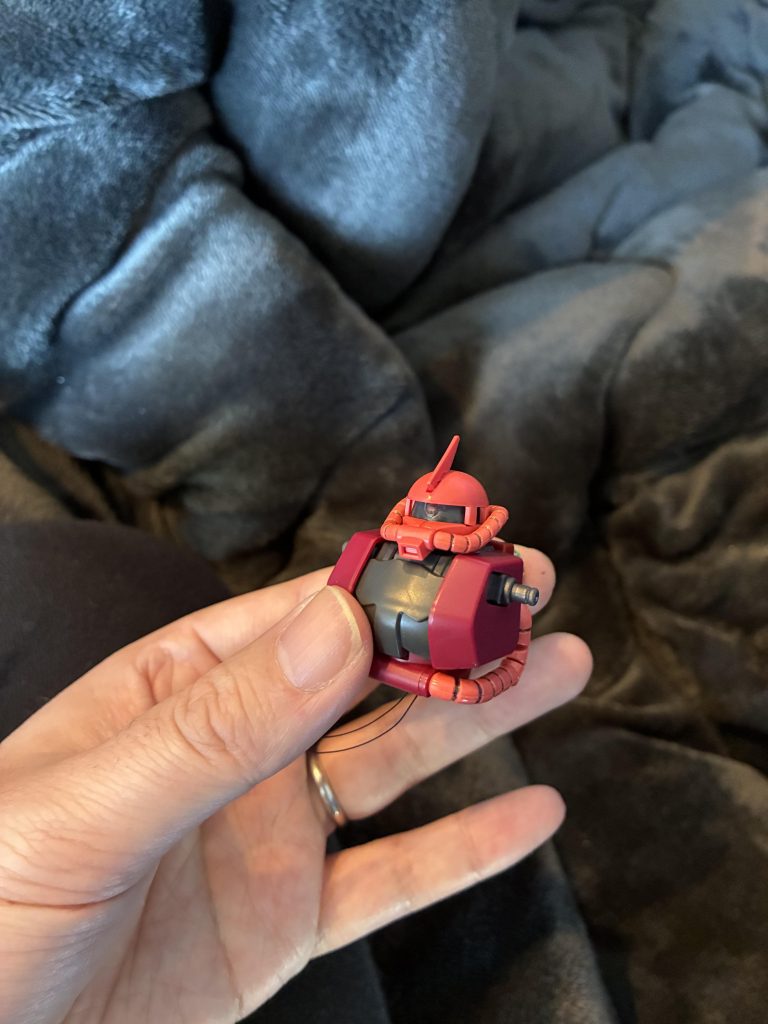 ピンバイスで穴を開けてリューターで整えて、レジンで固定してます。