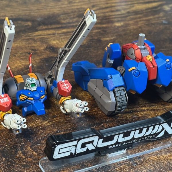 マスキングの手間を省くため全て筆塗りで一気に塗装。はみ出したらリタッチの精神。スミ入れ、トップコートで表面を馴染ませる。最後に、余っていた連邦デカールセットから適当にチョイスしたものを両肩に貼ってトップコートで保護して完成。無事、元旦に間に合いました。（2枚目）