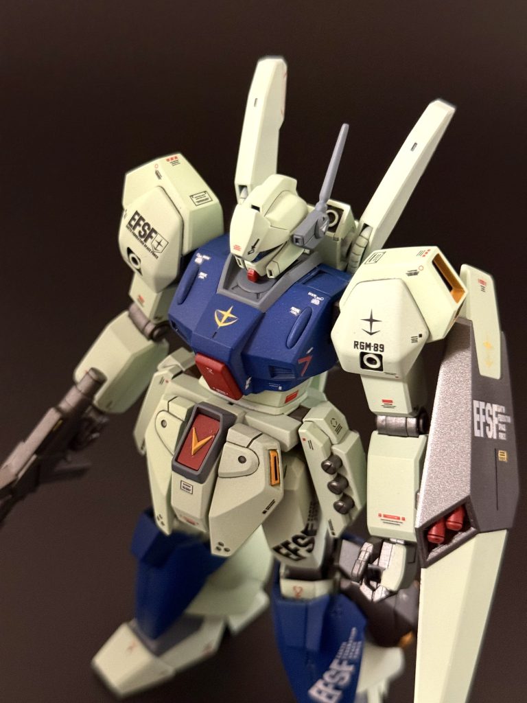 上半身は両肩の形状とバックパックを他のキットのものに置き換えようと考えましたが、通常の形状で落ち着きましたw