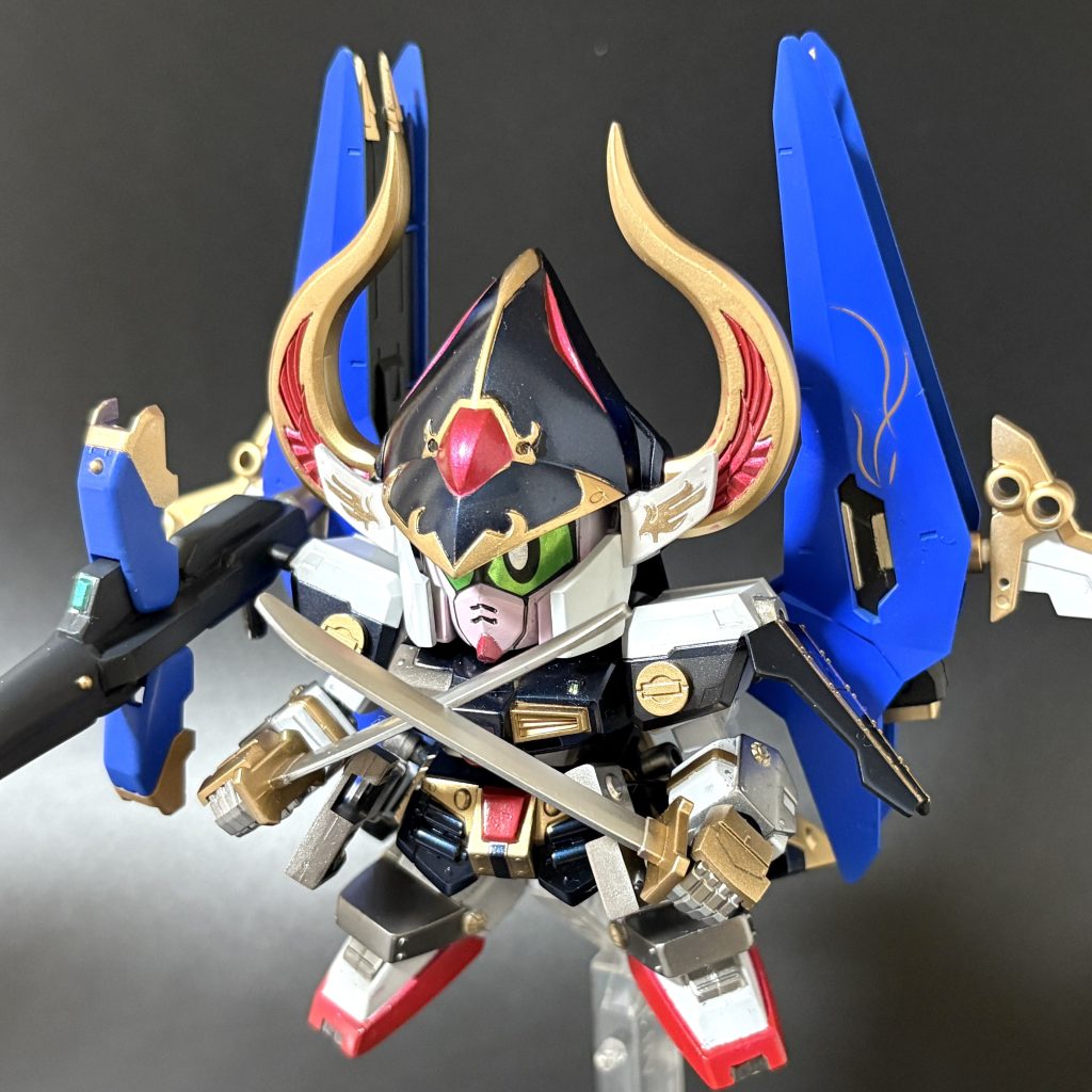 ロングライフルは肩に接続できるしくみにしたので、スーパーガンダム形態でも、二刀流に構えられます。